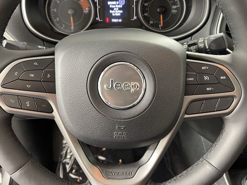 Used 2019 Jeep Cherokee Latitude Plus w/ Comfort/Convenience Group AWD/4WD image 18