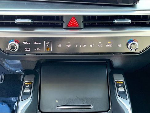 Certified 2025 Kia Sorento EX w/ EX Panoramic Sunroof Package image 16