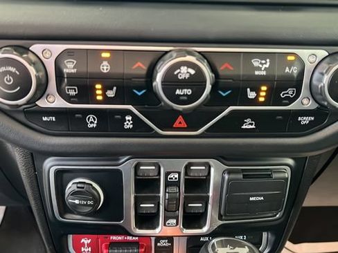 Used 2024 Jeep Wrangler Unlimited Rubicon w/ Technology Group AWD/4WD image 14