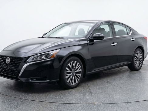 Used 2025 Nissan Altima 2.5 SV FWD image 3