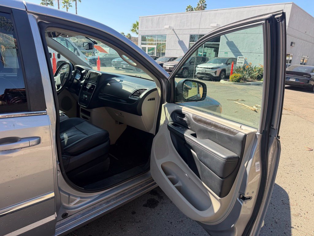 Used 2016 Chrysler Town & Country Touring FWD image 16