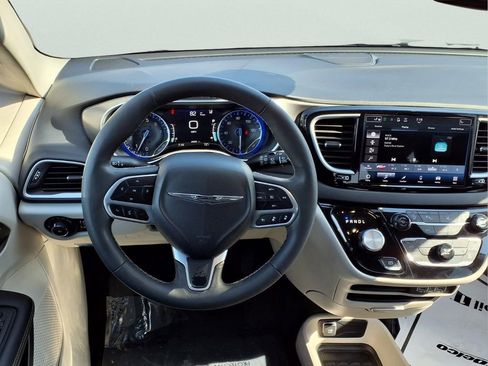 Used 2024 Chrysler Pacifica Touring-L FWD image 8