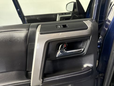 Used 2017 Toyota 4Runner SR5 AWD/4WD image 18