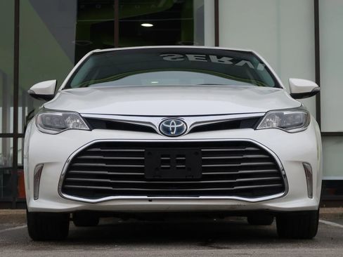Used 2018 Toyota Avalon Limited image 3