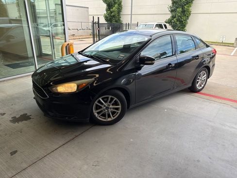 Used 2017 Ford Focus SE FWD image 1