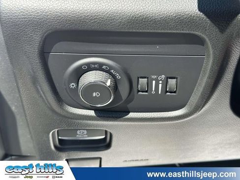 Used 2023 Jeep Grand Cherokee Overland AWD/4WD image 28