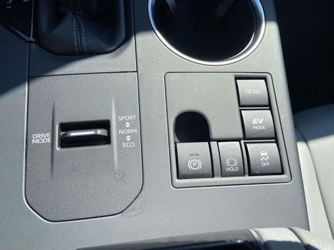 Used 2025 Toyota Highlander XLE image 24