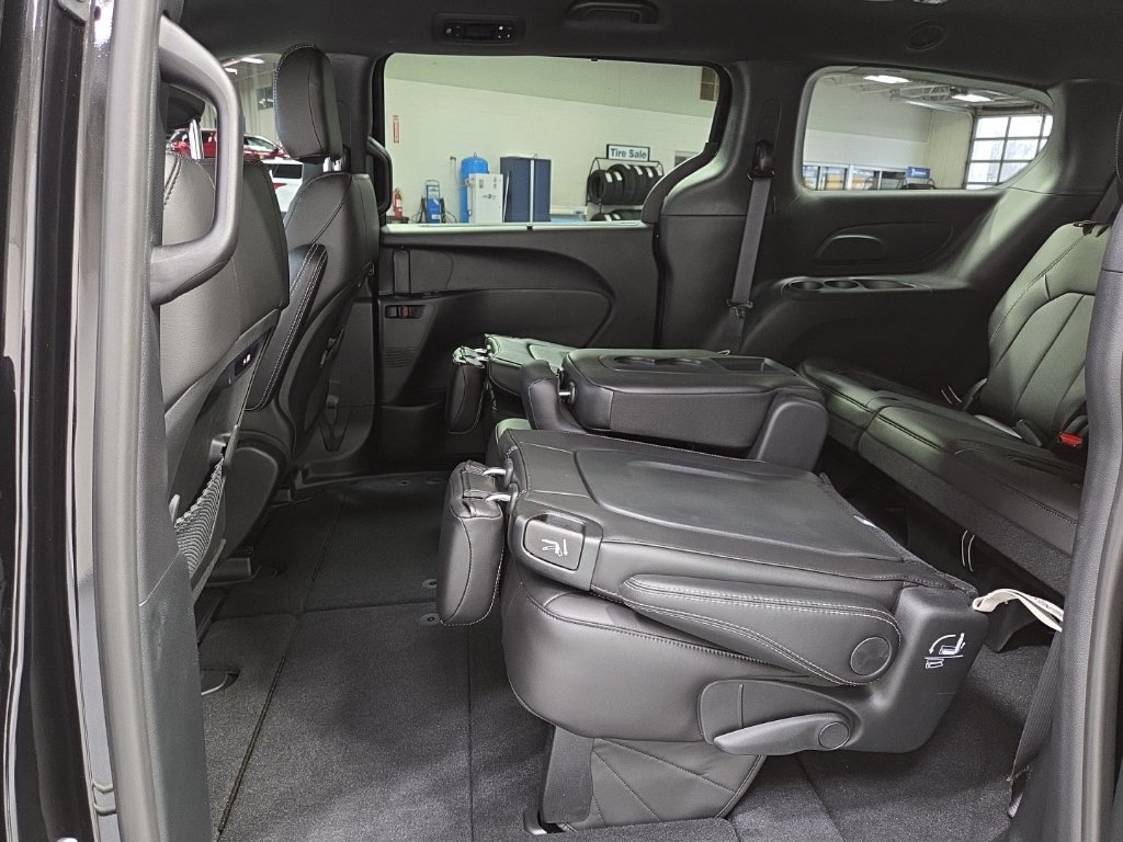 New 2026 Chrysler Pacifica Select w/ S Appearance Package FWD image 31