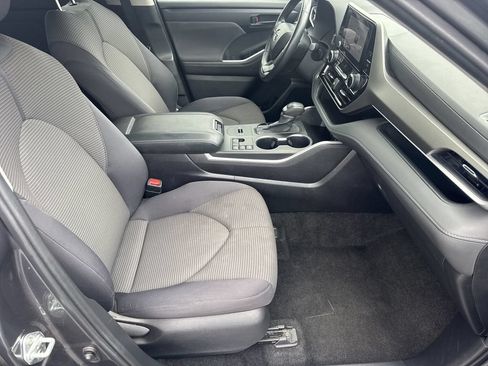 Used 2024 Toyota Highlander LE FWD image 13