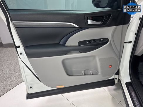 Used 2019 Toyota Highlander Limited image 12