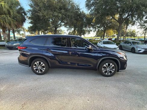 Used 2021 Toyota Highlander XLE FWD image 4
