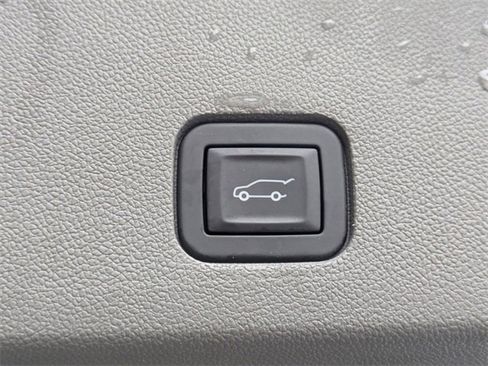 Used 2025 Cadillac XT6 Premium Luxury image 32