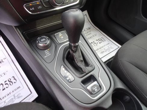 Used 2019 Jeep Cherokee 4WD Latitude image 26