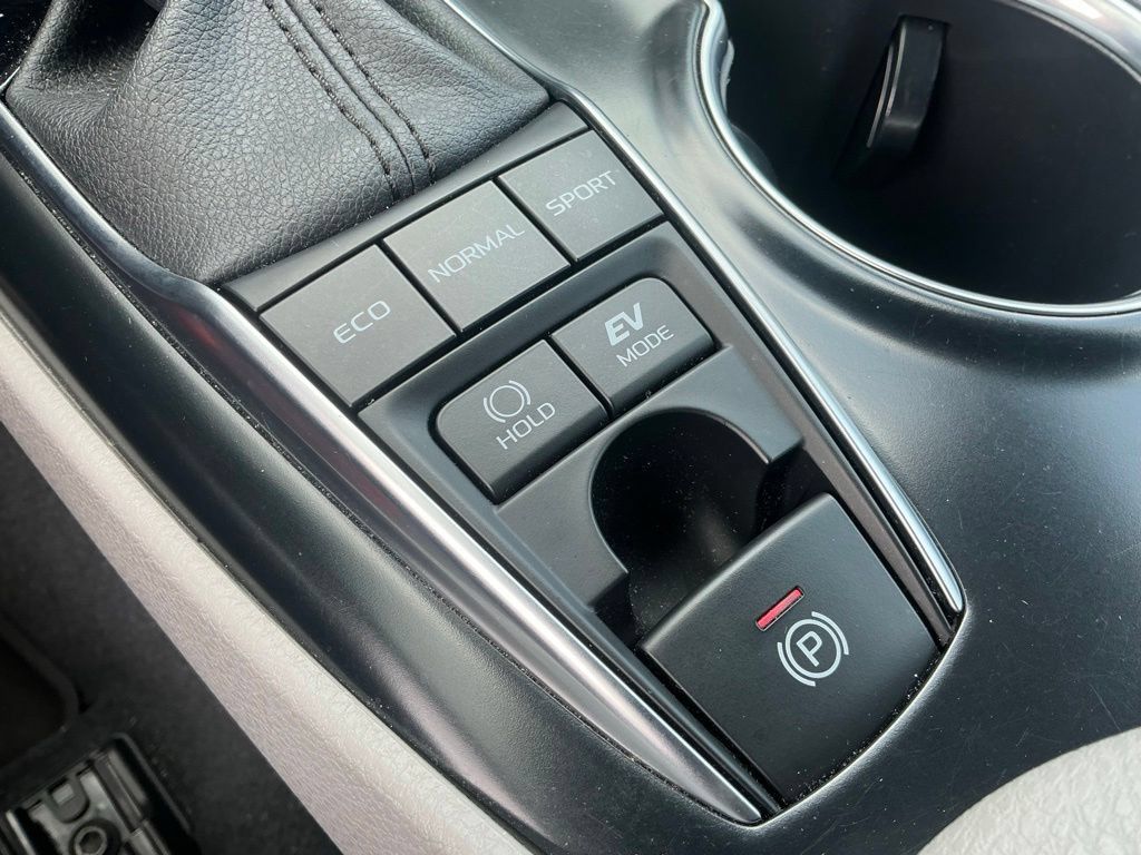 Used 2020 Toyota Camry XLE FWD image 38