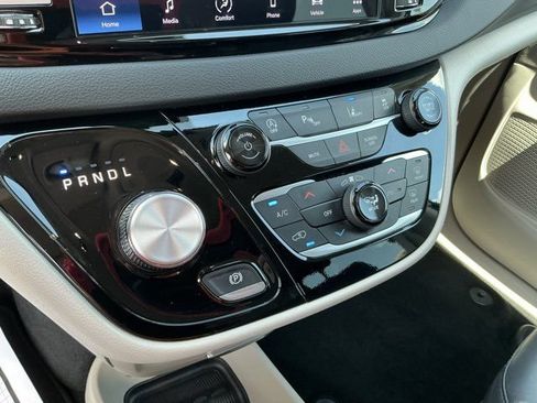 Used 2024 Chrysler Pacifica Touring-L FWD image 23