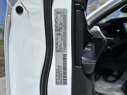 Used 2024 Jeep Grand Cherokee L Laredo image 25