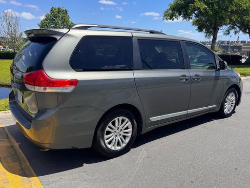 Used 2014 Toyota Sienna XLE image 36