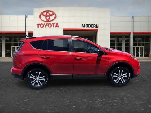 Used 2017 Toyota RAV4 LE FWD image 4