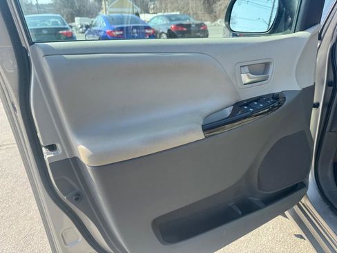 Used 2017 Toyota Sienna XLE image 14
