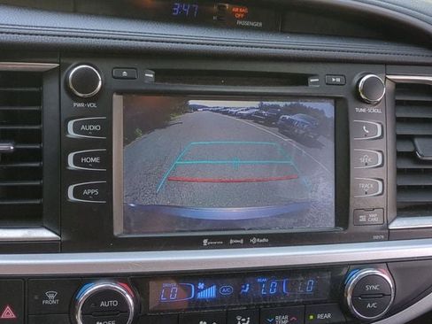 Used 2018 Toyota Highlander XLE AWD/4WD image 14