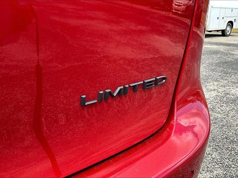 Used 2025 Chrysler Pacifica Limited FWD image 26