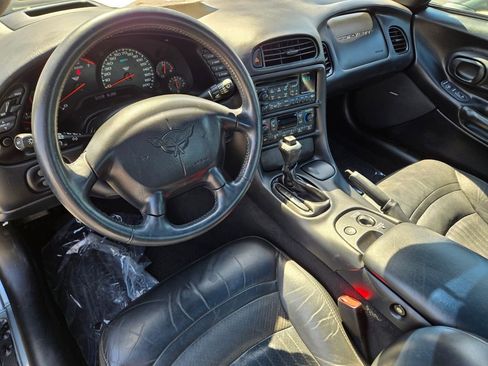 Used 2004 Chevrolet Corvette Coupe w/ Roof Package RWD image 11