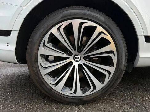 Used 2021 Bentley Bentayga w/ First Edition Specification image 25
