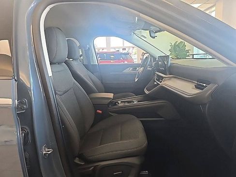 Used 2025 Ford Explorer Active AWD/4WD image 39
