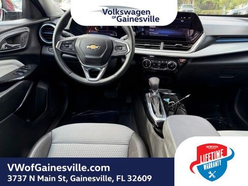 Used 2025 Chevrolet Trax LT w/ LT Convenience Package FWD image 14