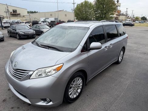 Used 2016 Toyota Sienna XLE FWD image 10