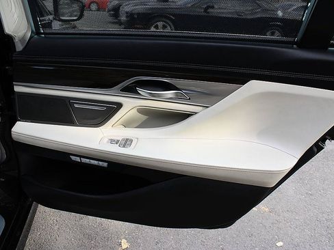 Used 2016 BMW 750i RWD image 17
