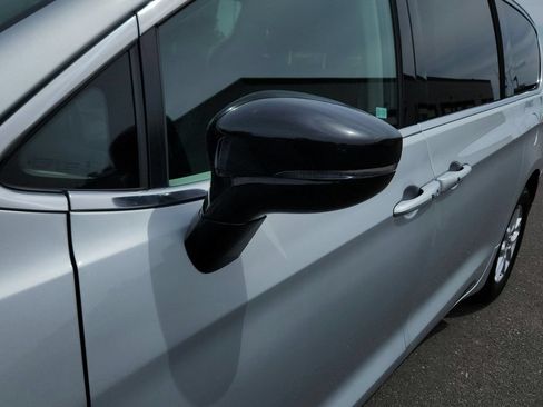 Used 2024 Chrysler Pacifica Touring-L FWD image 13