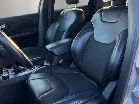 Used 2019 Jeep Cherokee Latitude Plus w/ Cold Weather Group AWD/4WD image 10