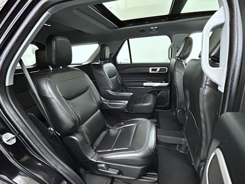 Used 2022 Ford Explorer XLT w/ Equipment Group 202A image 18