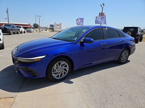 Used 2024 Hyundai Elantra SEL FWD image 2