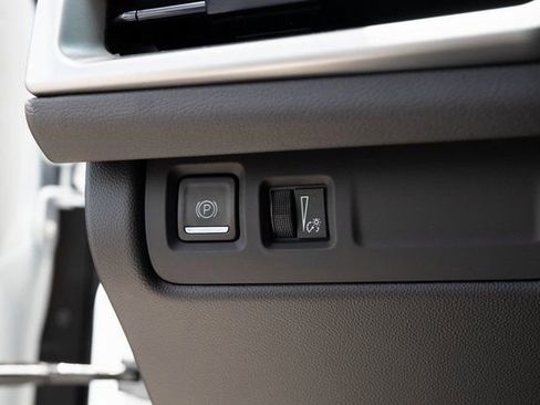 Used 2024 Cadillac XT4 Luxury w/ Cold Weather Package image 17