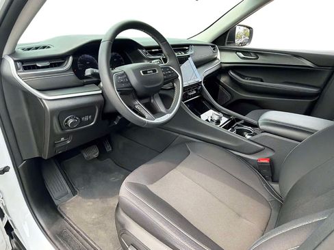 Used 2023 Jeep Grand Cherokee Laredo w/ Luxury Tech Group I AWD/4WD image 11