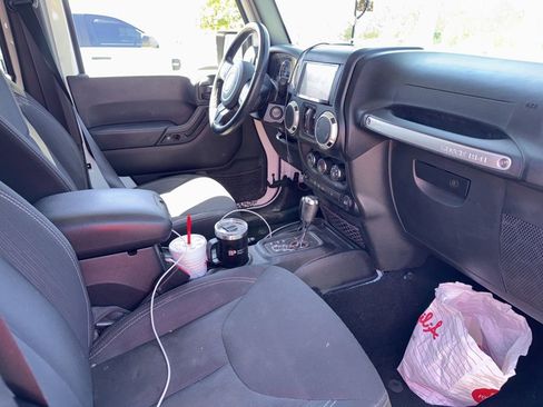 Used 2017 Jeep Wrangler Unlimited Sahara image 7