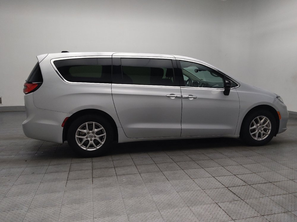 Used 2024 Chrysler Pacifica Touring-L FWD image 10