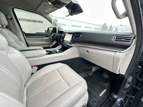 Used 2023 Jeep Wagoneer Series III w/ Convenience Group I AWD/4WD image 29