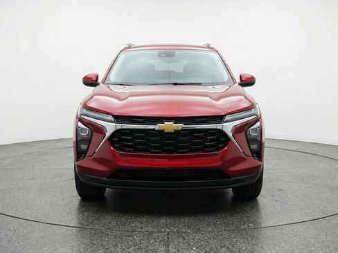 Used 2025 Chevrolet Trax LT image 2