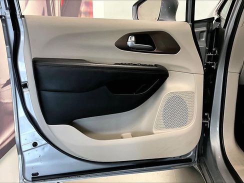 Used 2017 Chrysler Pacifica Touring-L image 24