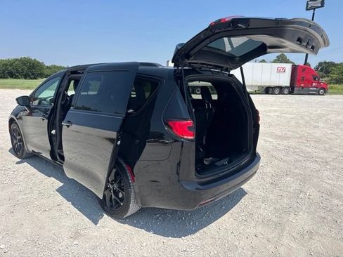 Used 2025 Chrysler Pacifica Limited FWD image 4