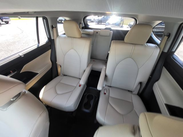 Used 2024 Toyota Highlander XLE AWD/4WD image 13
