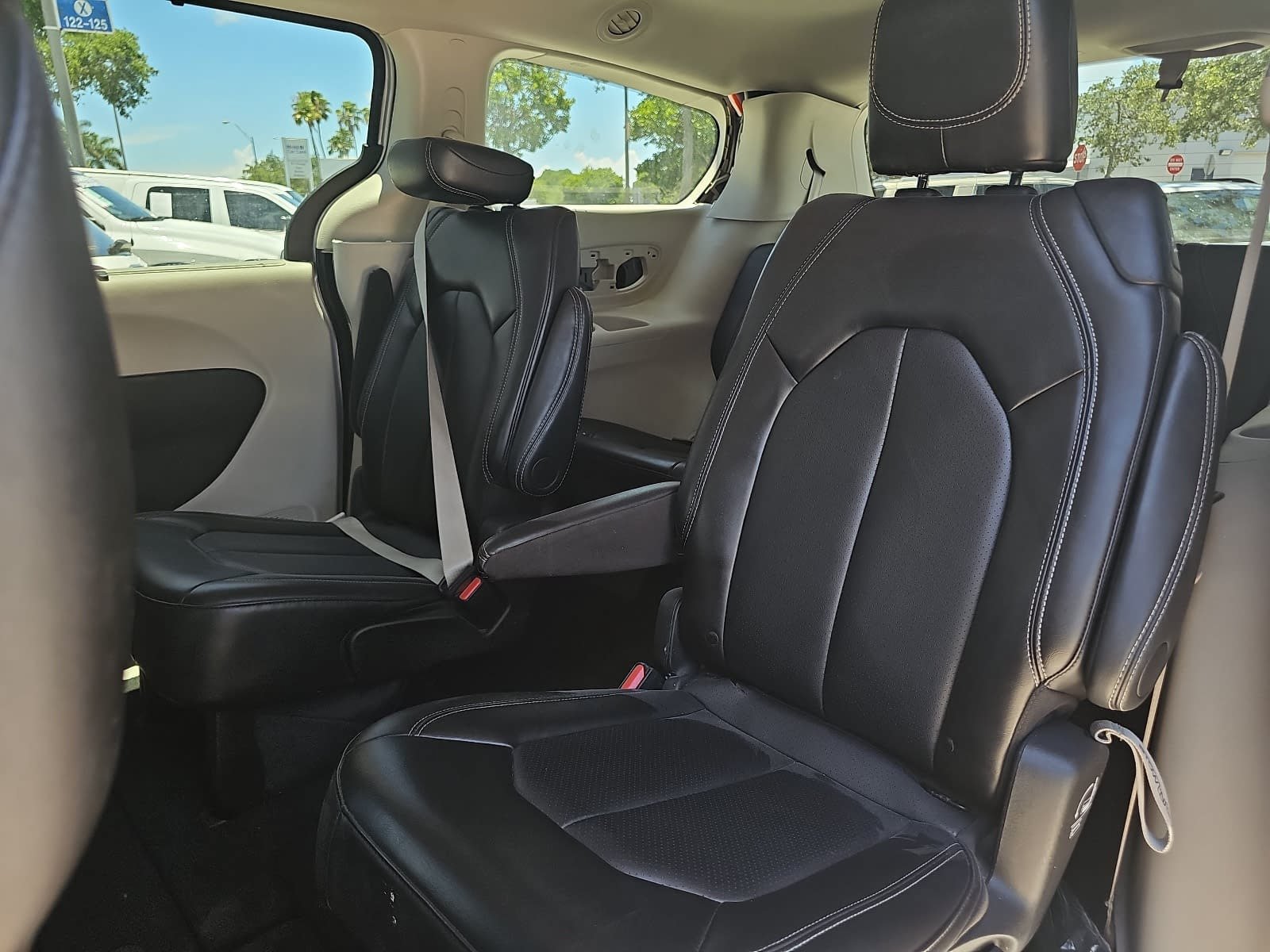 Used 2024 Chrysler Pacifica Touring-L FWD image 13