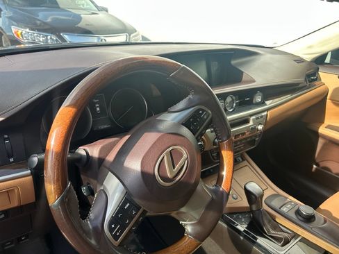 Used 2017 Lexus ES 350 w/ Premium Package FWD image 10