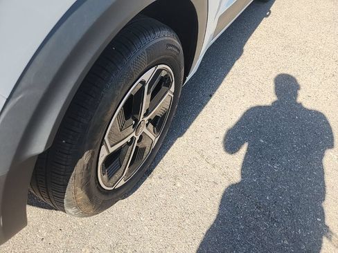 Certified 2025 Kia Niro LX FWD image 15