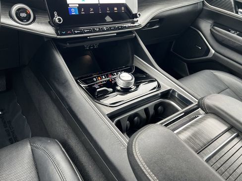 Used 2024 Jeep Wagoneer L Series II w/ Flexible Seating Group image 10