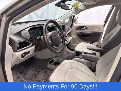 Used 2017 Chrysler Pacifica Touring-L image 10