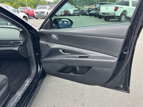 Used 2025 Hyundai Elantra SE FWD image 17